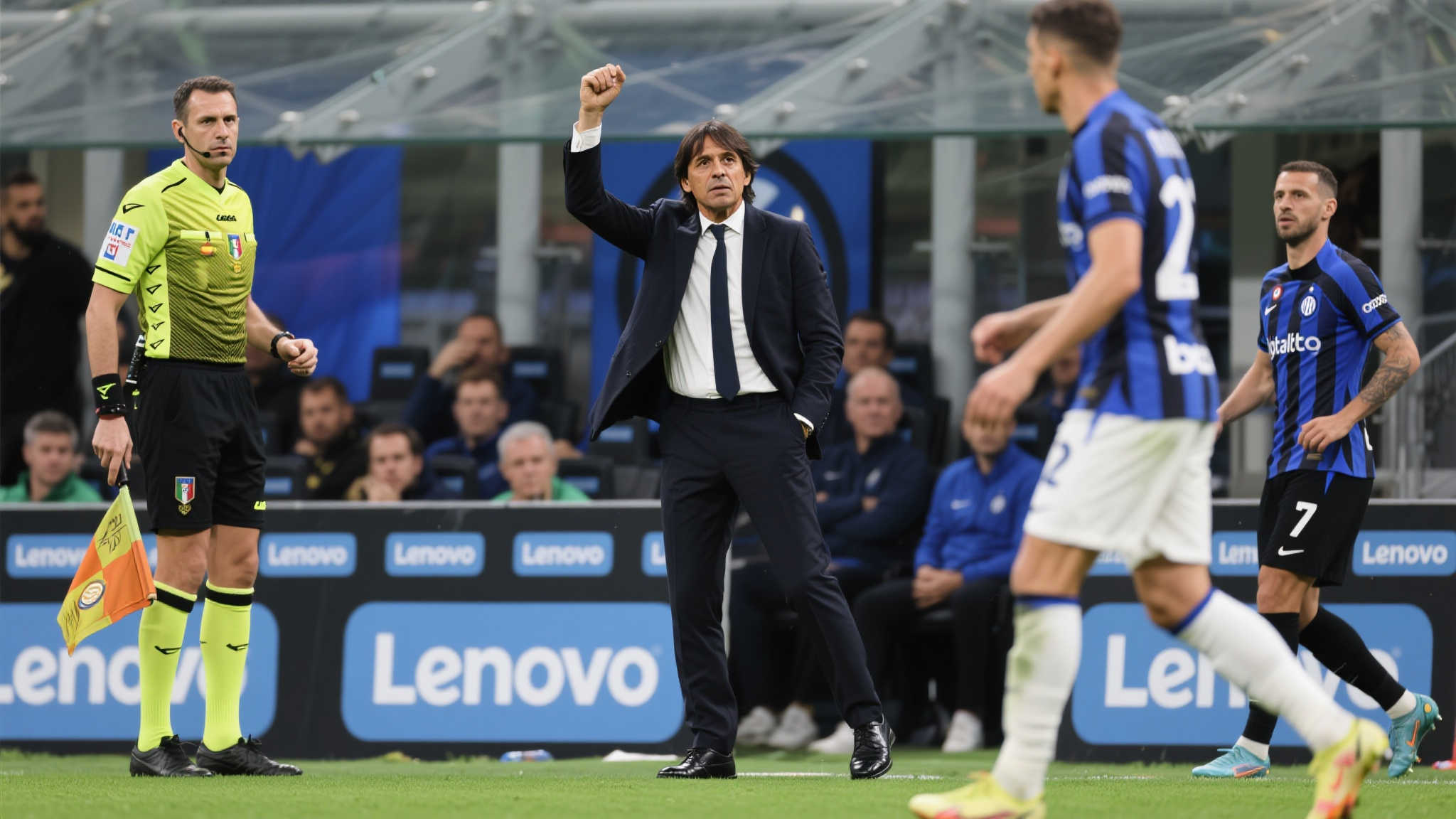 愤怒与感激交织:欧冠谜案揭晓,小因背后真相 在本赛季进行过程中,意甲劲旅国际米兰接连在多个关键