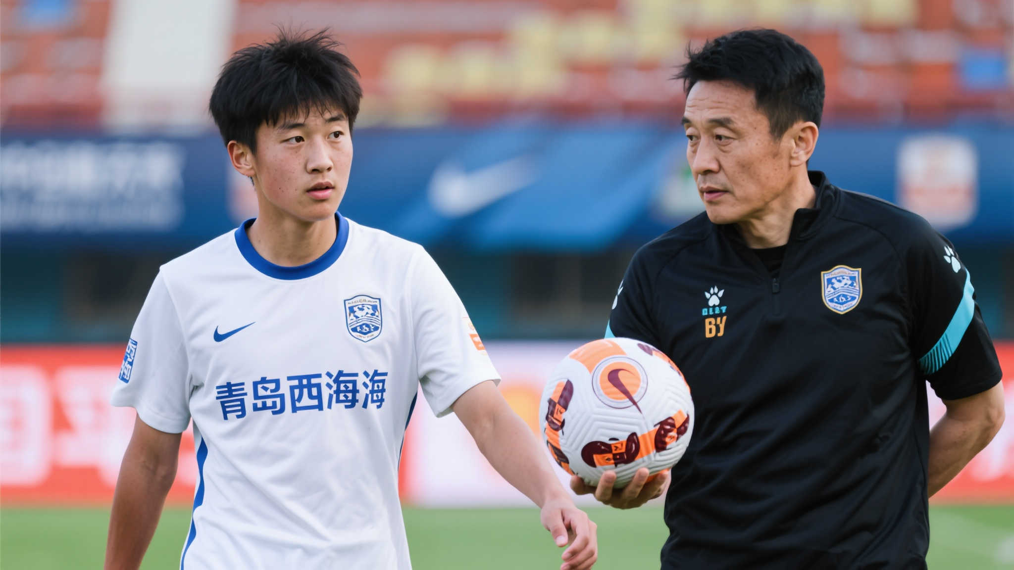 青岛西海岸离队风波:何小珂从海外新星跌至替补席,邵佳一弃用之谜 青岛西海岸离队风波:何小珂从海外新星跌至替补席,邵佳一弃用之谜